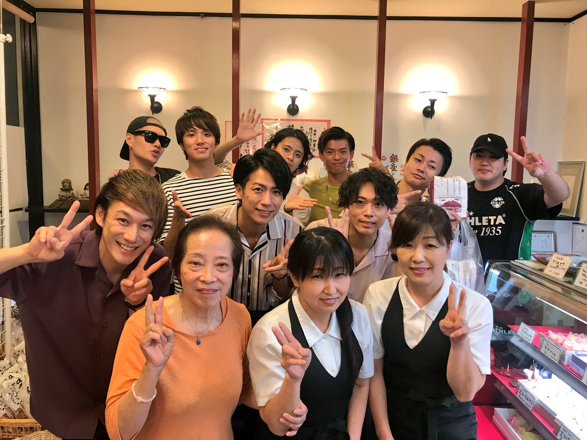 WITH_EZO's tweet photo. イベント後、 #CLOWNS_CROWN  の皆さんと、 #Two_Side_Ray 君と、笠間の【和菓子処 松島】さんにご挨拶に行ってきました😊

皆様も、機会があれば是非お立ち寄り頂けたらと思います😌✨

かりんとうまんじゅうが大好きなKEIは10個も買ってました😳笑

和菓子処 松島↓↓
https://t.co/m94fKQs2aR https://t.co/dmPmkEN4cy