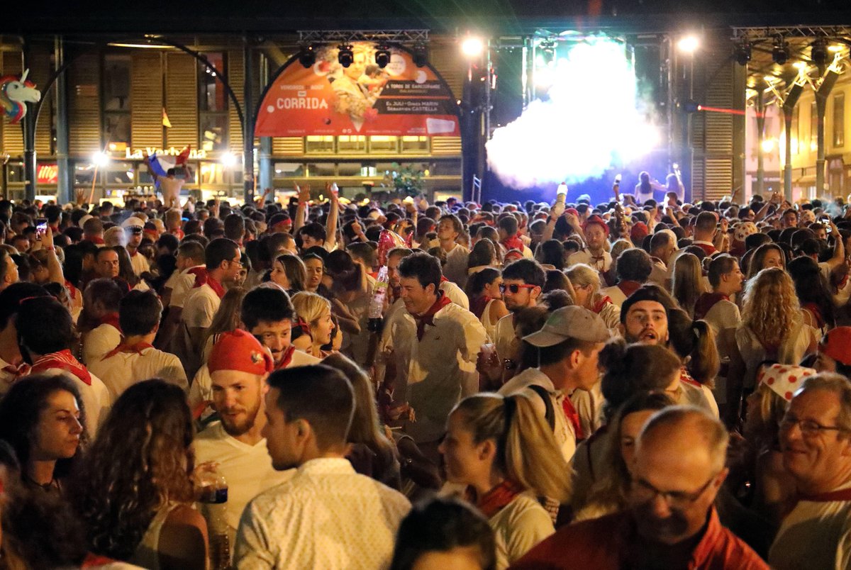 SO_Paysbasque's tweet photo. Fêtes de Bayonne 2018 : les propriétaires de l’appareil photos jetable retrouvés #FêtesdeBayonne #fdb2018 
https://t.co/C3WV4iardD https://t.co/RYomfYggVW