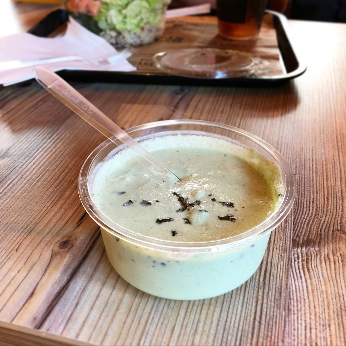 squaremaker13's tweet photo. On est sur de la #fraîcheur, on est sur du #faitmaison, on est sur de l’accompagnement #healthy. Du très très lourd 😍🥒 Notre #gaspacho concombre & basilic est toujours dispo en #resto et en livraison. #squaremaker #food #croquemonsieur #startup #innovation #entreprisefrancaise https://t.co/Q6Mf4WMN4V