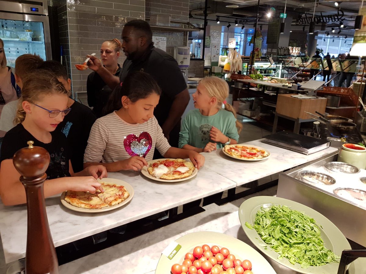 Dus de kok van La Place vraagt aan kinderen van Kinderopvang Mundo: “Wat voor pizza willen jullie maken?” Zeggen die: “Doe maar met zure matten, kauwgom en abrikozensmaak.” 😳🙈😋