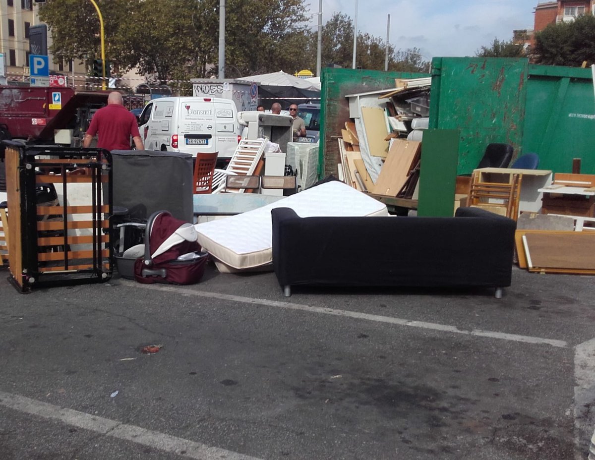 virginiaraggi's tweet photo. Voglio ringraziare coloro che ieri hanno partecipato all'iniziativa “Il tuo quartiere non è una discarica”. Questi cittadini hanno aiutato a raccogliere 225 tonnellate di rifiuti, significa strade più pulite e meno oneri in bolletta:  https://t.co/jue2Zz5Q9b https://t.co/VLiIfGuOgz