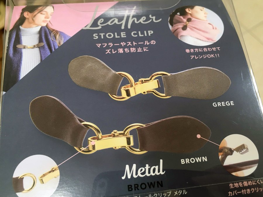 東急ハンズ札幌店 留め具がないストールにはこちら 両端にクリップがついていて マフラーやストールのズレを防止します レザーストールクリップ 2 000円 税 ８f