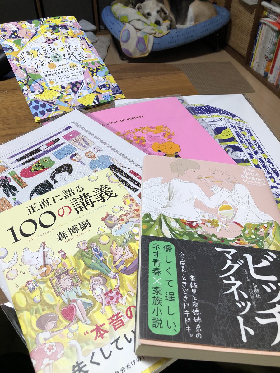 kametsuru55's tweet photo. #イラストレーションフェスティバル  ではイラスト集を3冊購入しました。するとガチャが２回引け��、両方ともぶんがくで、北澤さんが担当されていた装画の本を頂きました！あと可愛いバッチも！本の1冊は2009年発行でもう一冊は2016年。凄いなぁ。大事に読みます！ https://t.co/qIcWR1VpeS