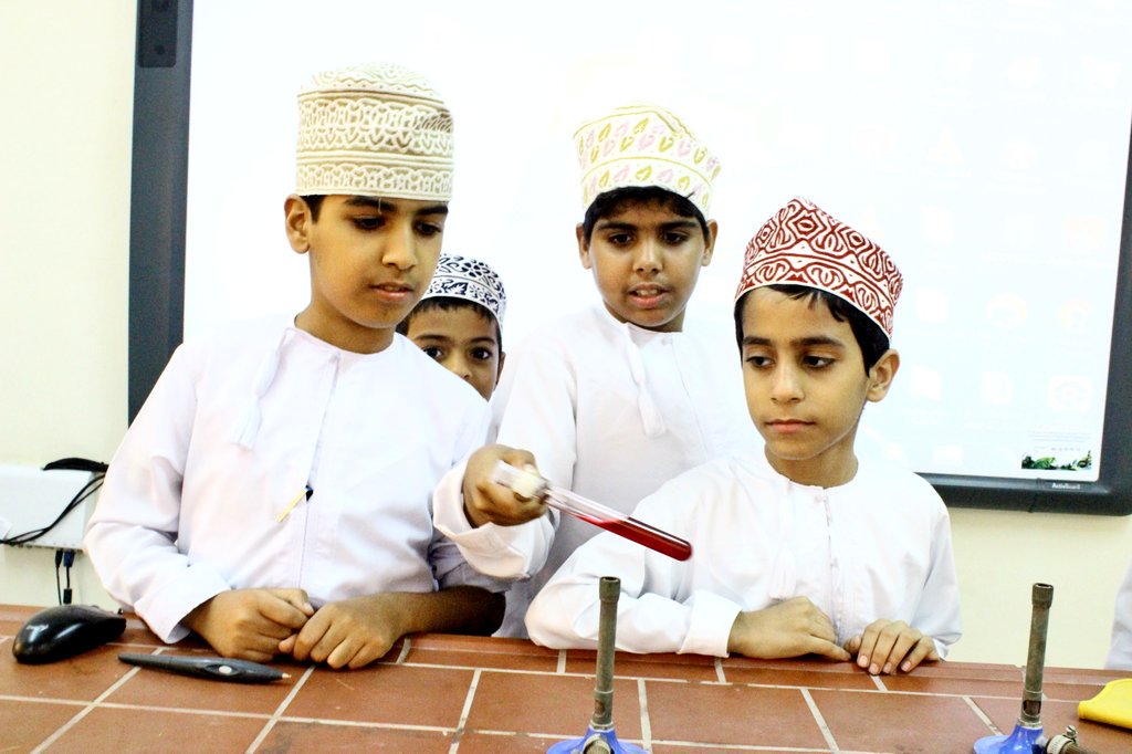 قدم فني مختبر المدرسة حصة تعريفية لطلاب الصف الخامس حول مرافق مختبر العلوم والأدوات الأساسية المستخدمة فيه