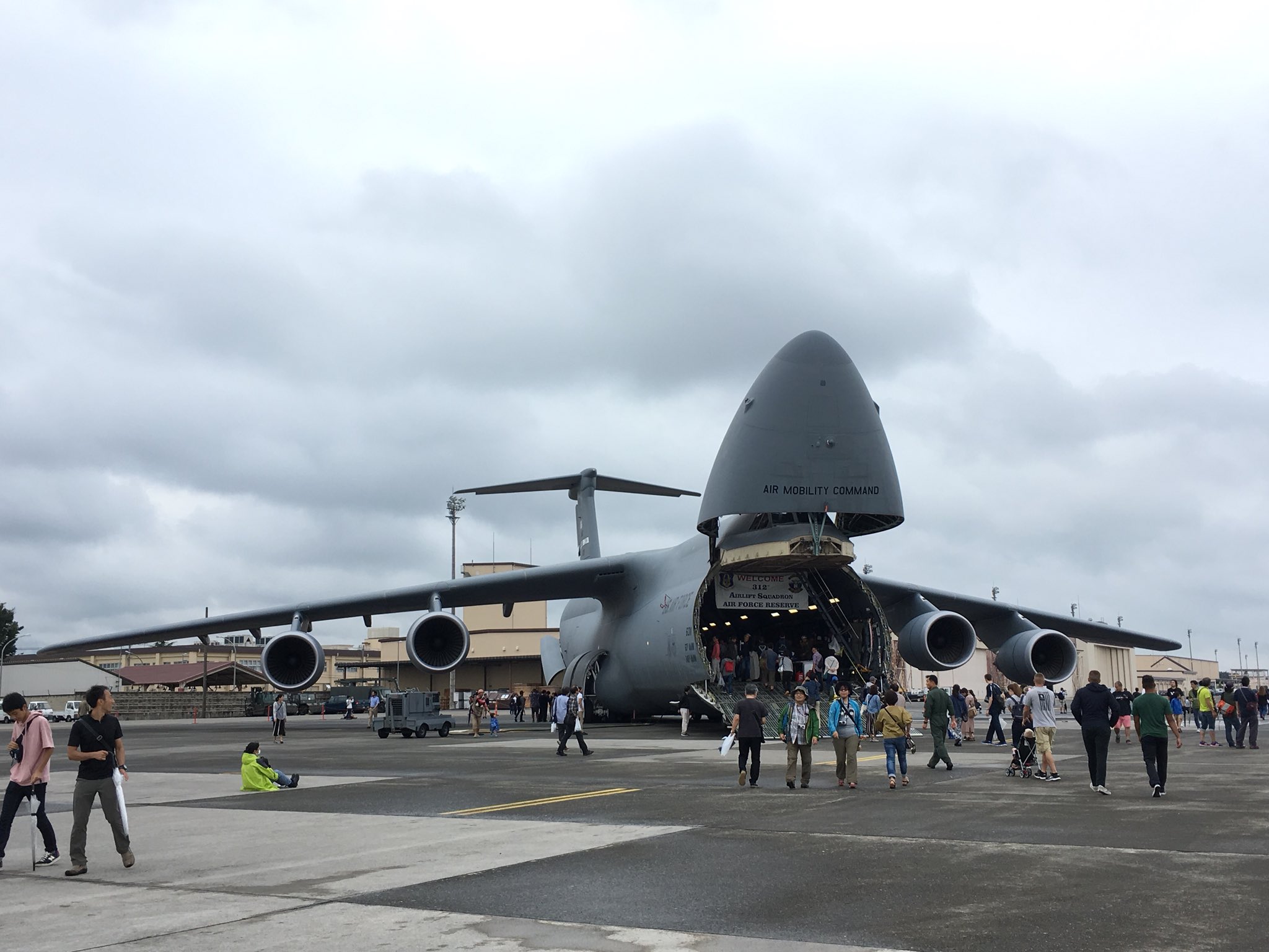 Piromy お前ほんとに飛行機か と言いたくなるサイズのc 5ギャラクシー輸送機 派生型のc 5mスーパーギャラクシー 劇中のはそのまた派生型 はガルパン劇場版でサンダースが運用してましたね 横田基地友好祭 T Co Rhcenkzbfb Twitter
