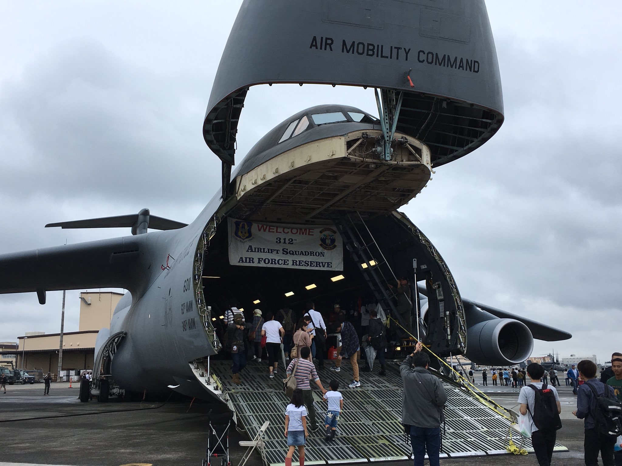 Piromy お前ほんとに飛行機か と言いたくなるサイズのc 5ギャラクシー輸送機 派生型のc 5mスーパーギャラクシー 劇中のはそのまた派生型 はガルパン劇場版でサンダースが運用してましたね 横田基地友好祭 T Co Rhcenkzbfb Twitter