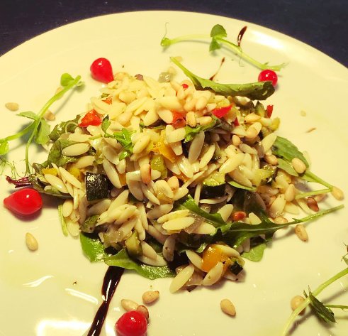KingsHeadB17's tweet photo. Looking for a lighter lunch? 

Orzo Salad (V) - spinach, pine nuts, roasted peppers, onion, courgette &amp; salsa verde 🍽

#LightLunch #LightBite #OrzoSalad #HealthyOptions https://t.co/I57d0fHJf4