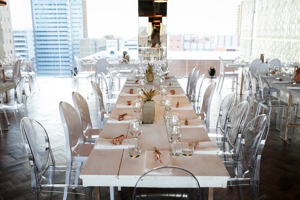 thirteenvenue's tweet photo. Table decor doesn’t always have to be over the top. Simplicity can be chic too!
Photo @pageandholmes https://t.co/2OPpW0zjHN