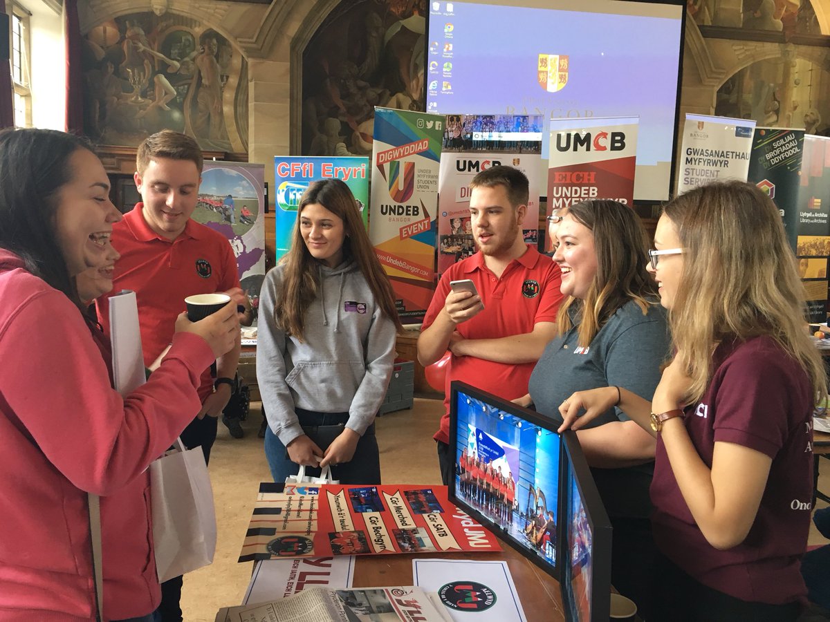 prifysgolbangor's tweet photo. Prysur iawn yn y Ffair Groeso Cyfrwng Cymraeg!

#Bangor2018 #FyMangor #ArYCyd @UMCB1 @CangenBangor @aelwydjmj https://t.co/bvvrnRseer