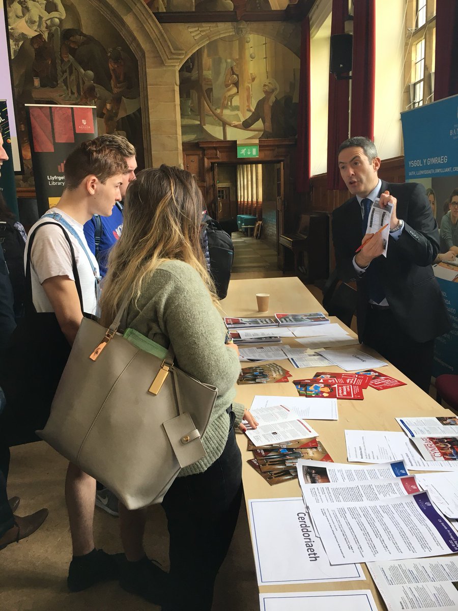 prifysgolbangor's tweet photo. Prysur iawn yn y Ffair Groeso Cyfrwng Cymraeg!

#Bangor2018 #FyMangor #ArYCyd @UMCB1 @CangenBangor @aelwydjmj https://t.co/bvvrnRseer