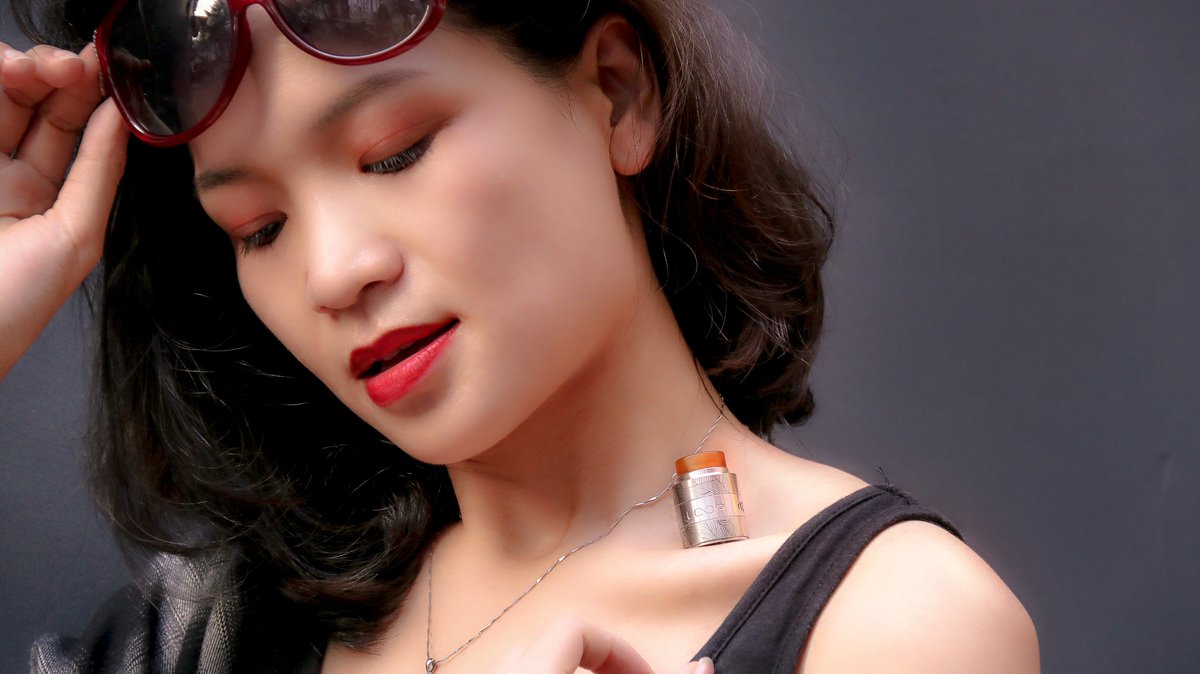 HeavenGiftsSZ's tweet image. LOOP V1.5 RDA gunmetal in the girl&apos;s collarbone. 
Arrayed airflow design.
Will this be your next RDA? 💨💨💨
👉bit.ly/2xkTJ8E
#geekvape #geekvapeloop #geekvapelooprda #looprda