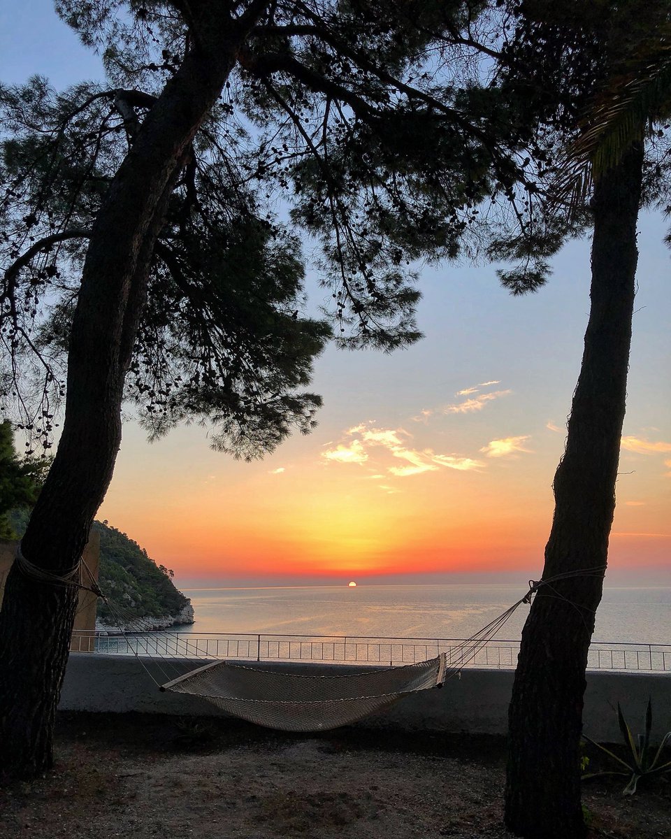 La perfezione.
Quest’estate più che mai ho sentito il bisogno di alzarmi presto e iniziare la giornata guardando l’alba. 
Silenzio e colori. 
Nessun rumore, solo quello dei miei pensieri. Buongiorno...☀️
~ Summer Sunrise ~ 
#BaiadelleZagare 💙
#gargano #puglia #chiediloalladani