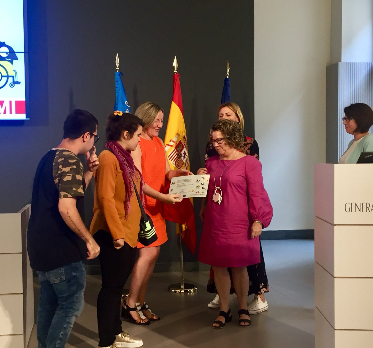PIFE_'s tweet photo. Nadia Navarro y Jesús Moreno de INSPIRA’T reciben de manos de la Consellera María José Salvador el premio obtenido por su proyecto #MapatearQuart en el marco de la Semana Europea de la Movilidad Sostenible #SEMcv2018 acompañados por @maiteibama de @quartdepoblet 👏🏼👏🏼👏🏼 https://t.co/3oo26Wjl0I