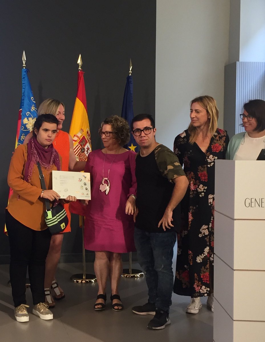 PIFE_'s tweet photo. Nadia Navarro y Jesús Moreno de INSPIRA’T reciben de manos de la Consellera María José Salvador el premio obtenido por su proyecto #MapatearQuart en el marco de la Semana Europea de la Movilidad Sostenible #SEMcv2018 acompañados por @maiteibama de @quartdepoblet 👏🏼👏🏼👏🏼 https://t.co/3oo26Wjl0I