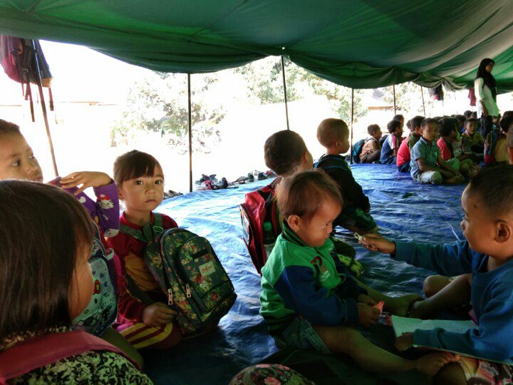 sidhancrut's tweet image. Manteman, @lebahbooks masih buka pengumpulan donasi #gempalombok Tahap 4. Saat ini masih dibutuhkan banget 50 selimut dan 20 tikar utk anak2 siswa Sekolah Darurat #TBAL - PAUD Al Fath