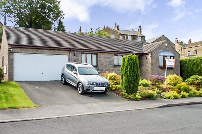 This 3 BED detached bungalow enjoys a 'tucked away' position within a desirable CUL-DE-SAC setting with attractive outlook over the Valley. 

>>> ow.ly/arkZ30lQzSB