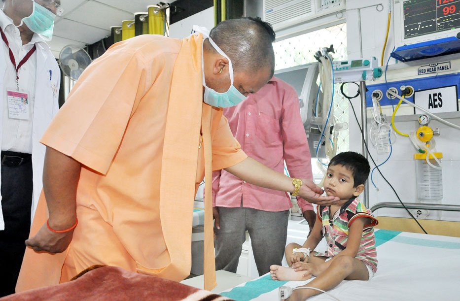 myogiadityanath's tweet photo. आज जनपद गोरखपुर में नेताजी सुभाष चन्द्र बोस जिला चिकित्सालय के इन्सेफेलाइटिस वार्ड का निरीक्षण किया। माननीय प्रधानमंत्री आदरणीय श्री नरेन्द्र मोदी जी के जन्मदिवस के अवसर पर बच्चों व परिजनों में फल-मिष्ठान आदि का वितरण किया। https://t.co/X2AHa4BIDy