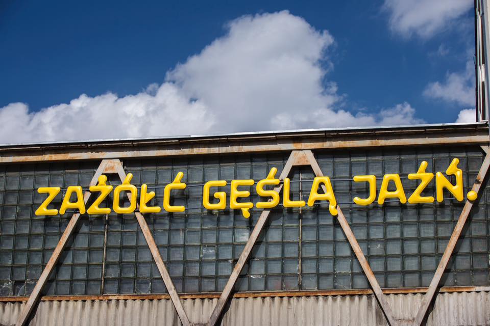 This is how ‚The quick brown fox jumps over the lazy dog’ looks in Polish language - stuffed with diacritics. Maria Connected and her first outdoor campaign in Gdynia. Pic by Rafał Kołsut. #urbantypography #mariaconnected #typespecimen #architecturetypography