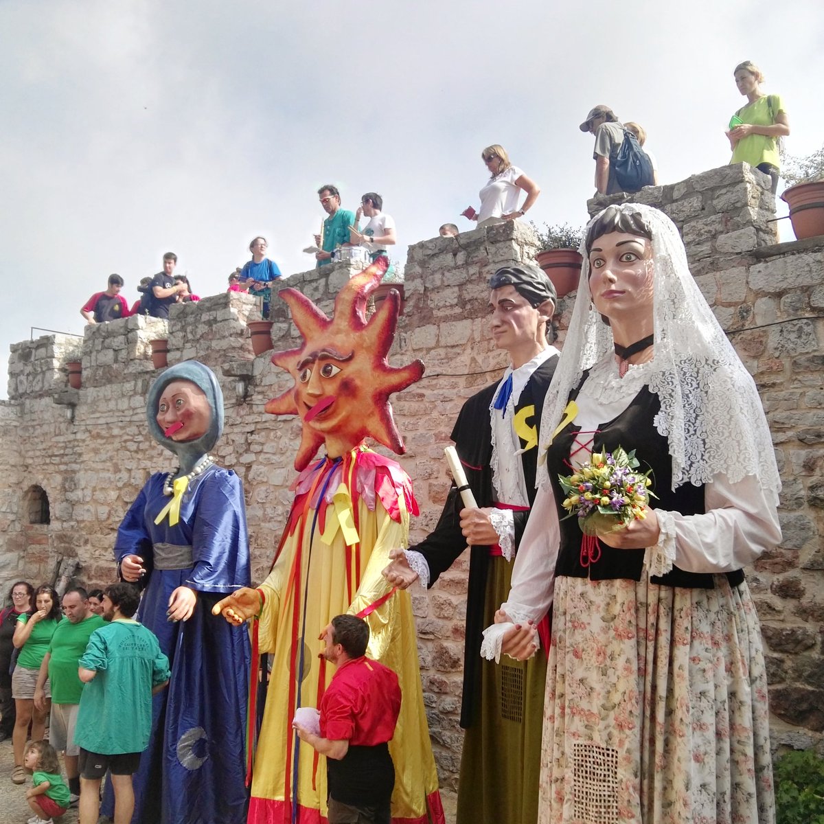 esplaixiribec's tweet photo. Ahir alguns dels monitors vàrem anar a la 17a Trobada de Tardor al Puig de la Creu.

#puigdelacreu #trobadadetardor #gegantsdecastellardelvallès #gegantsdesentmenat #coblaciutatdegranollers #esplaixiribec #colòniesiesplaixiribec #somesplai #fentpoble https://t.co/f3LGyo6WxG