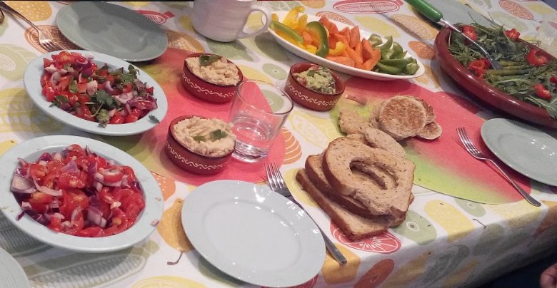 OxRelish's tweet photo. What a great start for Relish #vegan/#veggie cooking adventure! We had a great time sharing stories and interests around delicious dips and salads. Looking forward to the next evening. https://t.co/DTFmH8C2iY