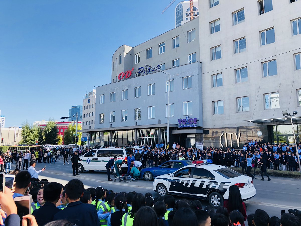 Зам тээврийн ослоос урьдчилан сэргийлэх бодит үзүүлэн сургалтанд Сант сургуулийн багш, сурагчид оролцлоо. Зохион байгуулсан цагдаагийн хурандаа Э.Бөхбат, цагдаагийн хурандаа Г.Арсланхуяг нарт баярлалаа. <a href="/BukhbatEnebish/">Энэбиш Бөхбат</a> <a href="/arslankhuyag_g/">police</a>