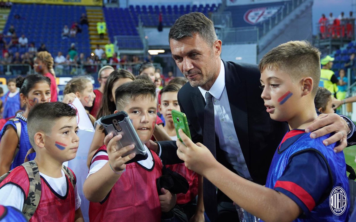 MaldiniNews's tweet photo. Maldini in Cagliari before the game. https://t.co/3FDTCsq5Fb