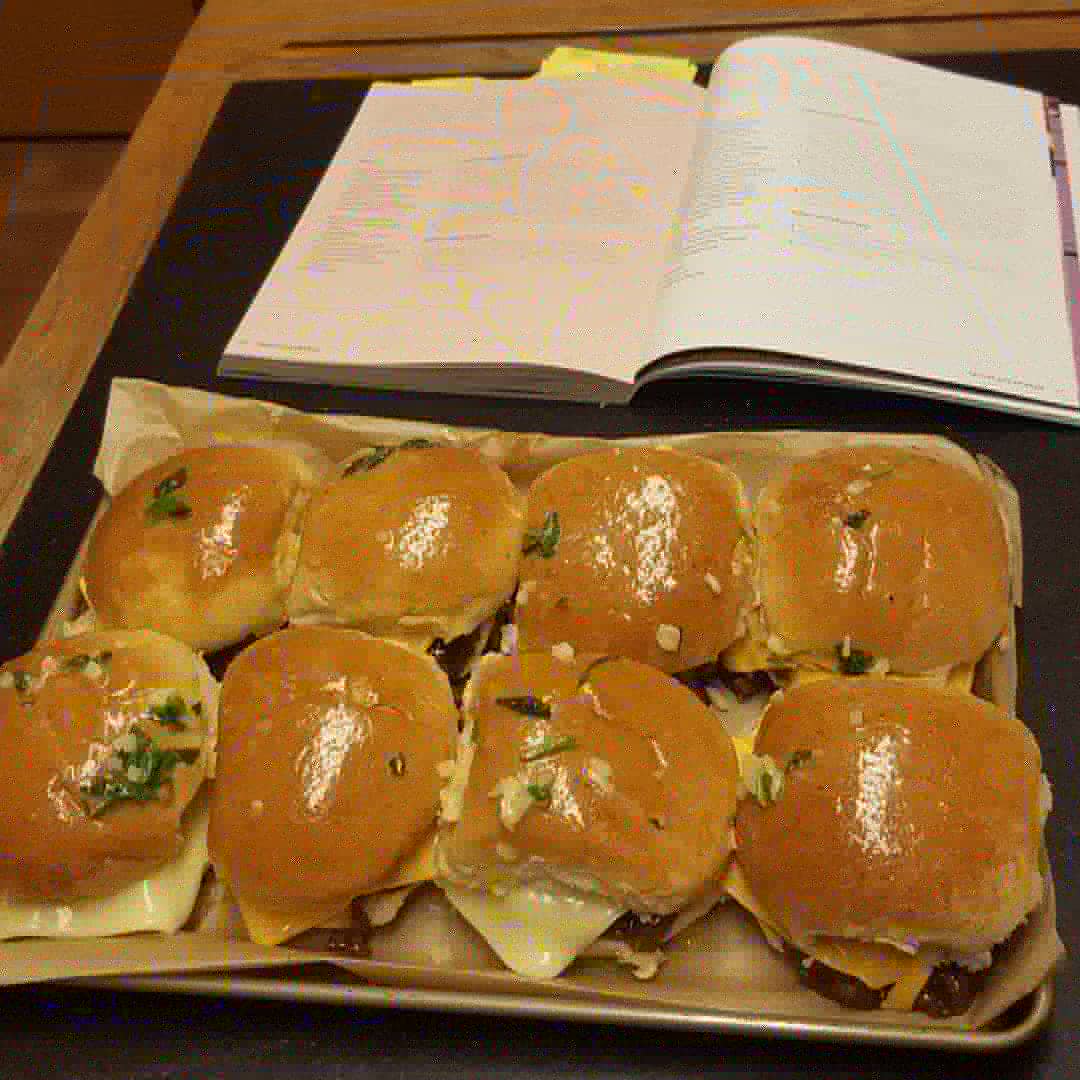 Lynette_Jenkins's tweet image. Tear 'N' Share Sloppy Joe Slider Bake #cookslow What a fabulous recipe fun to make and they all disappeared very quickly @Deanedwardschef 😁😂