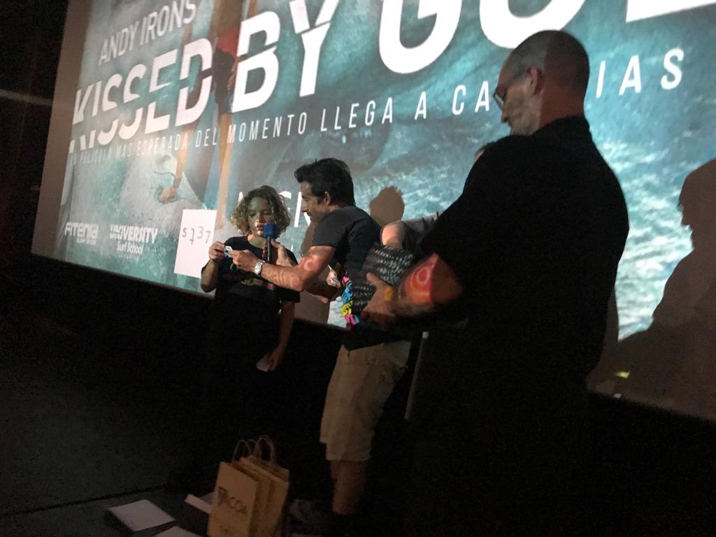 JesusHF_oficial's tweet photo. El pasado sábado estuve en la #SurfMovieNight, celebrada en los @multicinestnf. Allí entregué algunos premios y me quedé asombrado del montón de gente que había. ¡Muchas gracias por contar conmigo! https://t.co/l4mGjuGzzs