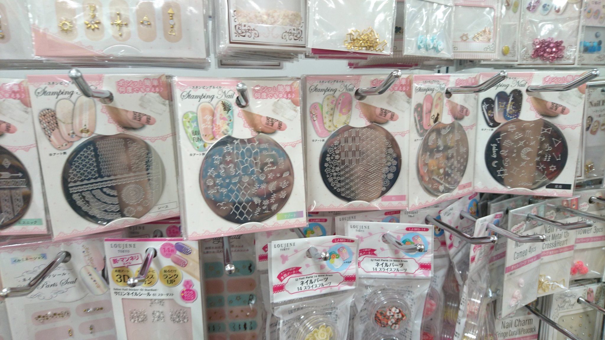 みーちゃん セリアなんかめっちゃ増えててびっくりした 星とかのネイルスタンプはありがたい W レジン知恵袋 セリア T Co Elffal8mpo Twitter