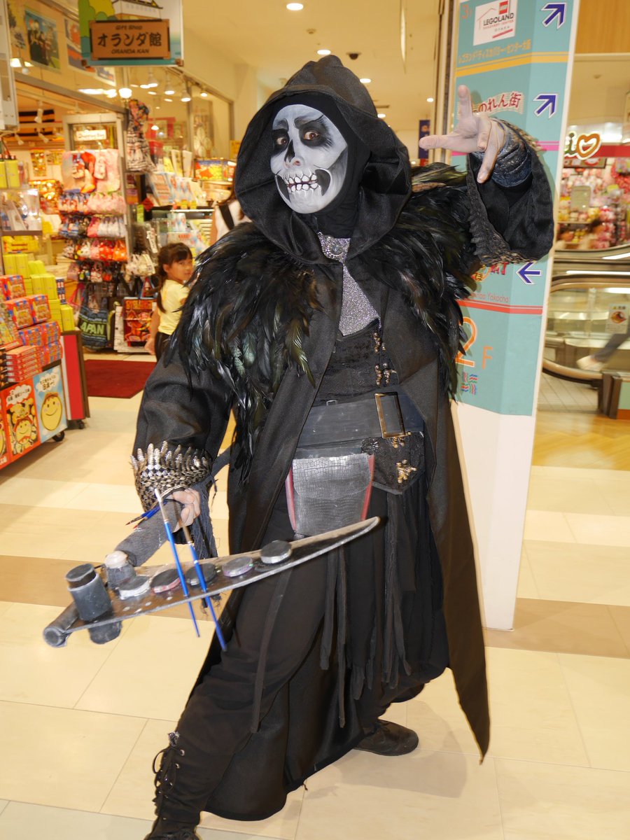 ｔｏｍ ｈ Twitter પર 天保山マーケットプレースで開催された ワールドパフォーマンスフェスティバルを観に行ってきました あちこちでいろんな大道芸が繰り広げられていて 中でも ミホウ という名前の 死神の格好をしてフェイスペインティングをする