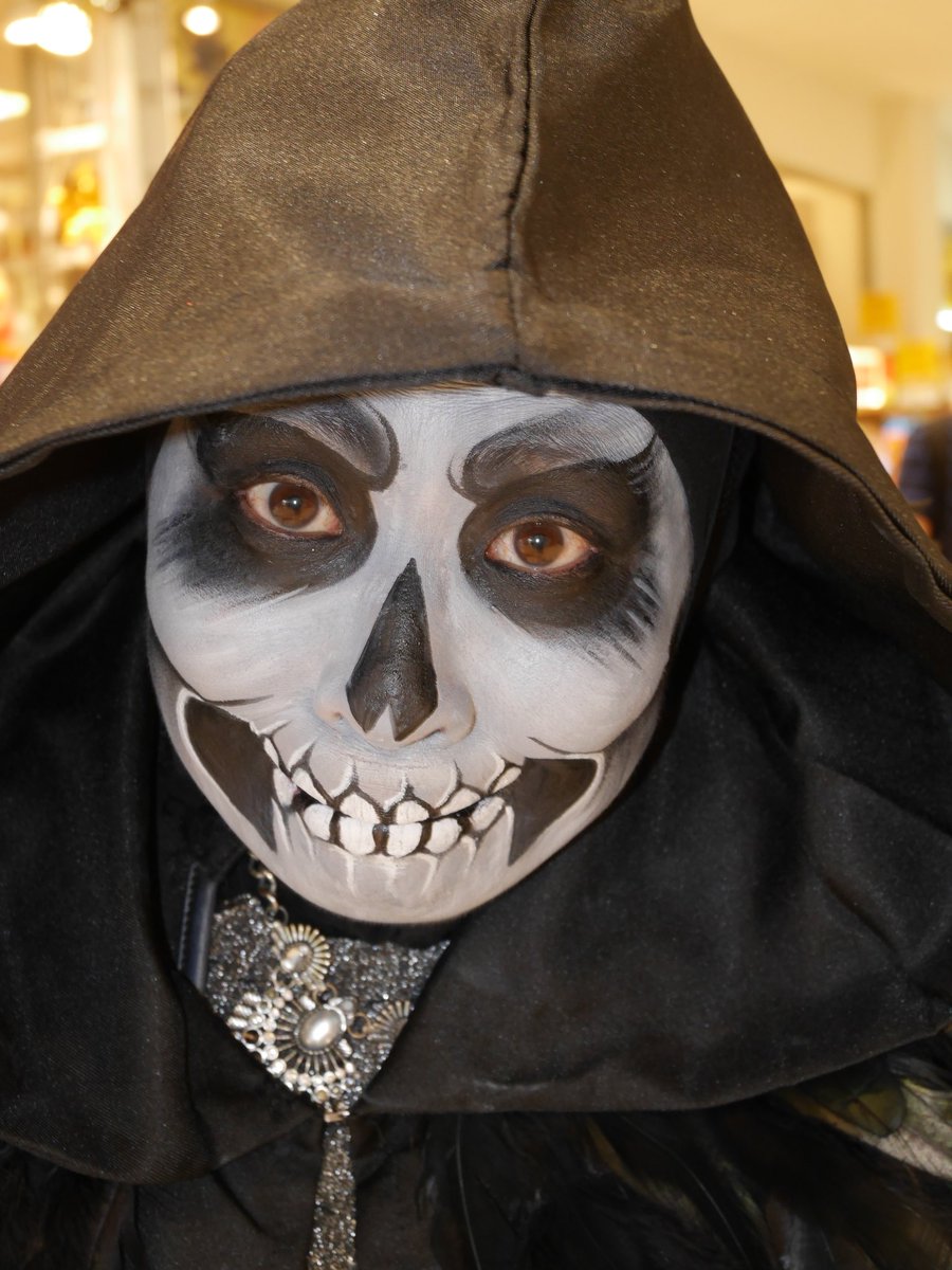 ｔｏｍ ｈ Twitter પર 天保山マーケットプレースで開催された ワールドパフォーマンスフェスティバルを観に行ってきました あちこちでいろんな大道芸が繰り広げられていて 中でも ミホウ という名前の 死神の格好をしてフェイスペインティングをする