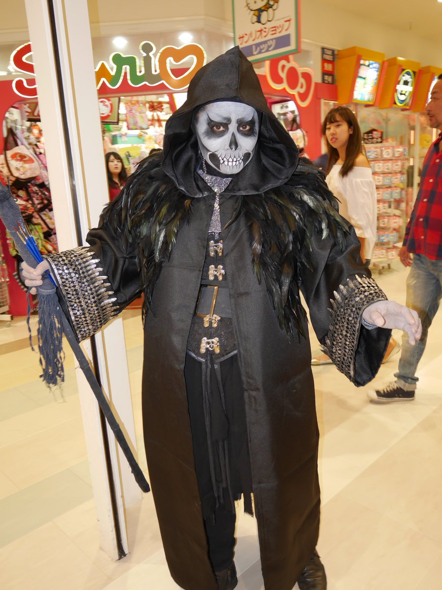 ｔｏｍ ｈ Twitter પર 天保山マーケットプレースで開催された ワールドパフォーマンスフェスティバルを観に行ってきました あちこちでいろんな大道芸が繰り広げられていて 中でも ミホウ という名前の 死神の格好をしてフェイスペインティングをする