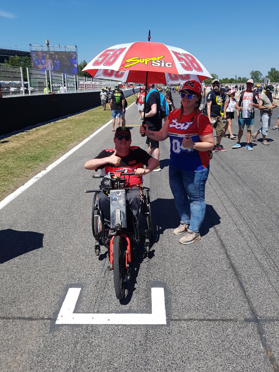 DavidSH47's tweet photo. @AragonMotorLand #PaddockMotorLand iría con Mi Hermana @MosquePoLLi demostrando q puede haber una rivalidad sana y bonita,tanto en el Box d @DucatiMotor entre @lorenzo99 y @AndreaDovizioso ,como entre Nosotros en Casa teniéndolos como #IDOLOS,
El Motociclismo está x encima d la rivalidad!✌️✊💨 https://t.co/b661u1QvGe