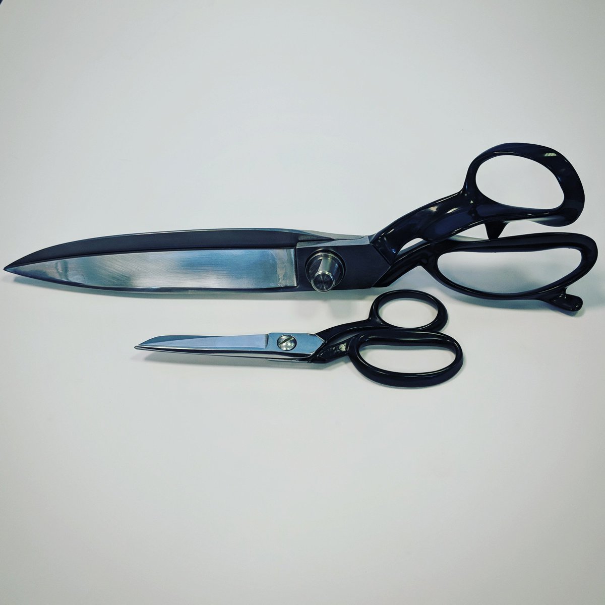 Whiteley1760's tweet photo. From big to little, we've got you covered, no matter what you're cutting! #allsizesarebeautiful #scissors #shears #madeinsheffield #bycraftsmenforcraftsmen #bigscissorslittlescissors #toolsofthetrade #cuttingexperts #handmade #lookingsharp #britishmade https://t.co/4NnGQvCBqz