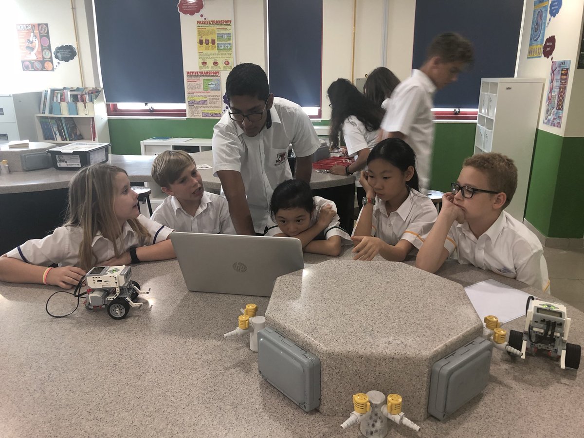 DESCscience's tweet photo. So nice to see so many different year groups come together for the love of robotics #exceptionalexperiences #studentsleadinglearning @descdubai every Monday ef5 https://t.co/ATeanTompB