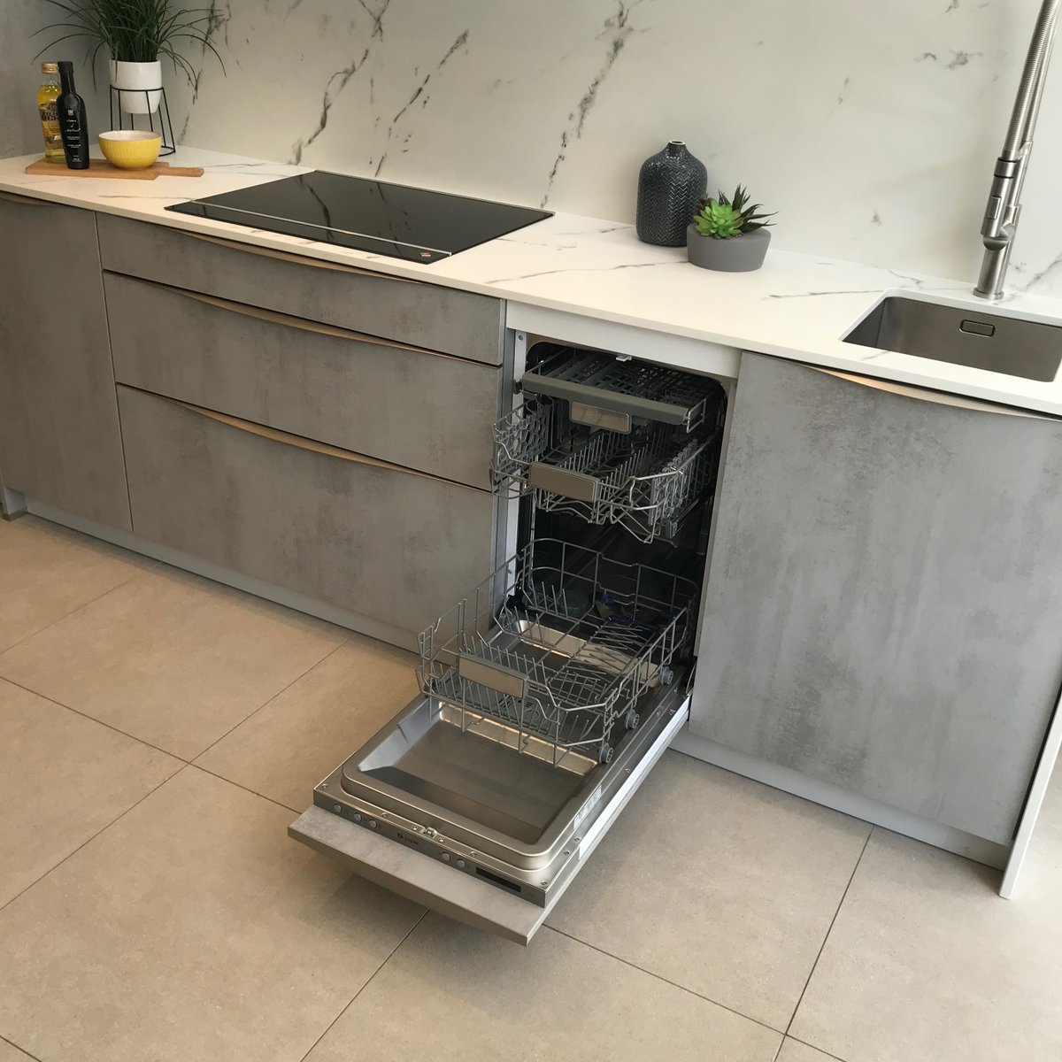 Artizan_Int's tweet image. Lovely to catch up with Andrea @caple this morning, just as we had finished taking pics at our #Chertsey showroom of the #CAPLE #dishwasher for a client!
