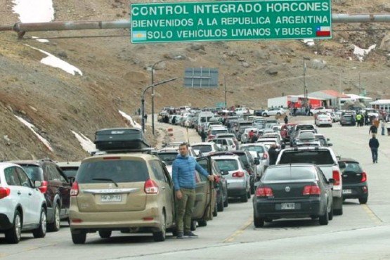 TiempoSur_'s tweet photo. Ahora son los chilenos los que hacen cola para comprar barato https://t.co/7ikXQSxdCl https://t.co/9CwTAIJxIj