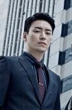 nfdf_sm's tweet photo. (의자에 눌러앉아 슥슥, 휴대폰 스크린을 무심하게 넘기고 있다. 그러다 어느 단체사진에서 확대하고 멈춘 손. 시선은 어딘지 수상쩍게 사나워보이는 느낌의 준수한 검사를 향한다. 그 사나워보이는 느낌이 묘한데, 어딘지 약자에게 강해지고 강자에게 비굴해질 것만 같은 용모다. 죽, 보고있다.) https://t.co/IN4T3JEqsj