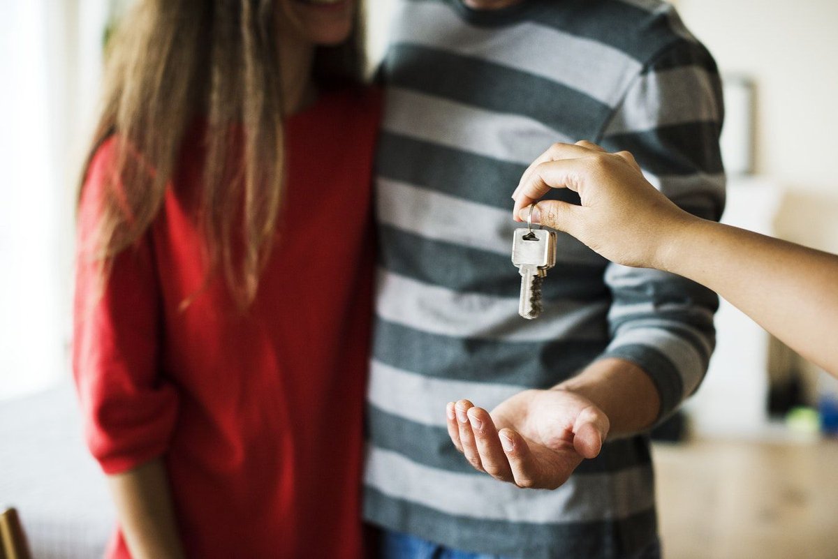 TWeissAssocPC's tweet photo. Our team at Thomas Weiss &amp; Associates is on your side and will be with you throughout the process of purchasing or selling property. Find out more about why real estate attorneys are essential by visiting our blog: https://t.co/PpslQHUhLB https://t.co/PbEOTufT9h