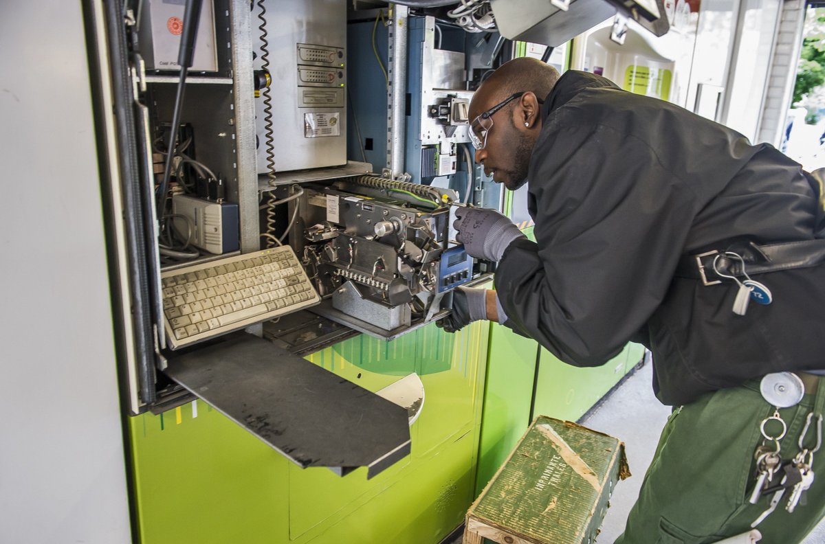 RATPrecrute's tweet photo. Pour vous offrir un service client au 🔝, nous sommes à la recherche d' #electronicien à la #RATP. Maintenir et améliorer nos équipements seront vos missions. Déposez vite votre CV directement sur : https://t.co/rhWidnXh1S 👷‍♀️👷‍♂️ #emploi #job https://t.co/ETe1Av2gxB