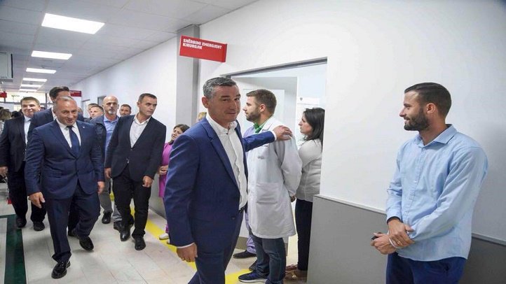 PKoretin's tweet photo. Kryetari i Kuvendit të Republikës së Kosovës, Kadri Veseli, bashkë me kryeministrin Ramush Haradinaj dhe ministrin e Shëndetësisë, Uran Ismaili, kanë përuruar sot Klinikën e Emergjencës në ShSKUK, e cila është renovuar dhe është pajisur me pajisje të reja. https://t.co/qUo5dYACxq