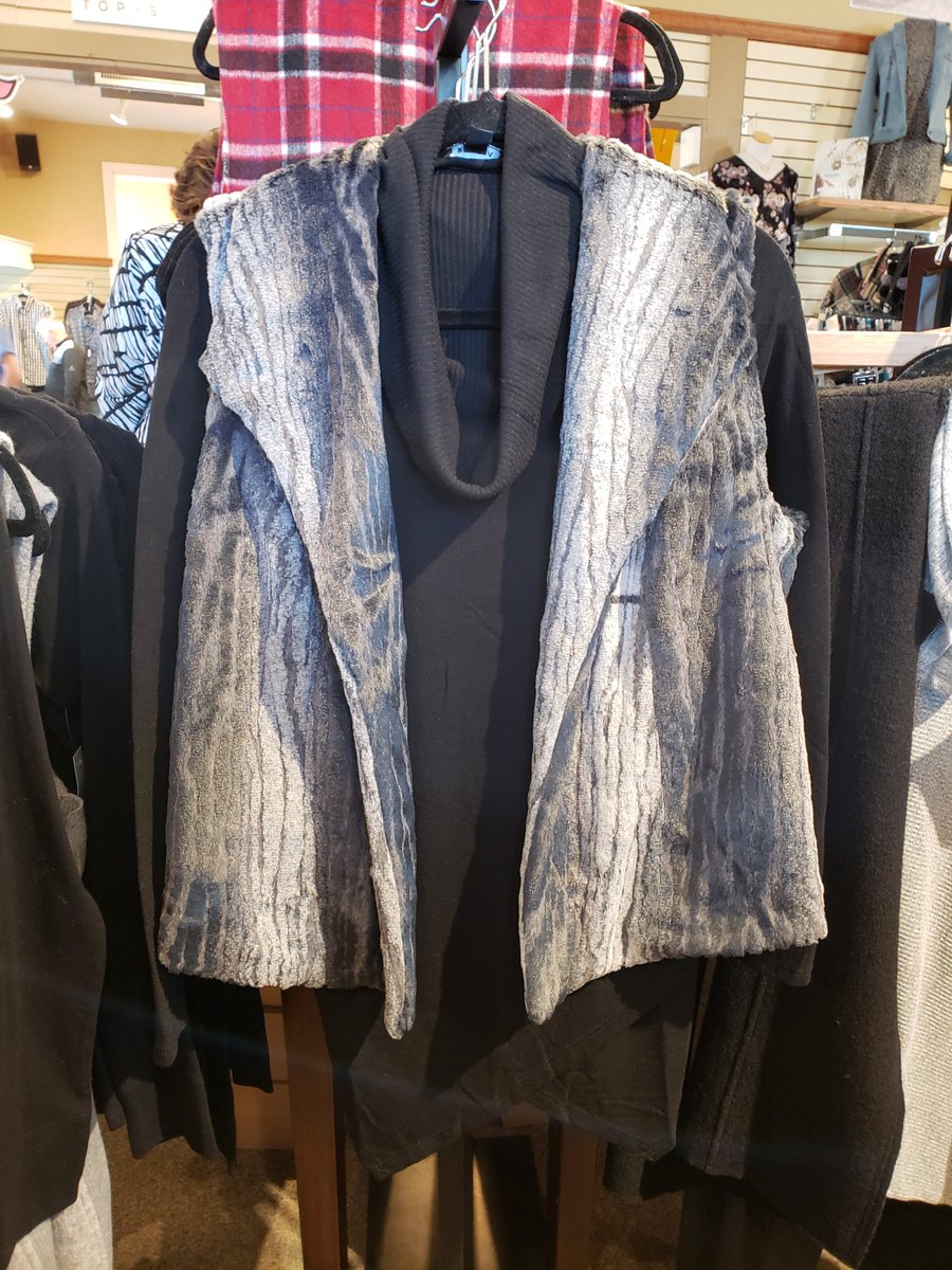 ondeckclothing's tweet image. After an #amazingweekend in #DoorCounty, no one wants it to be #Monday... So here's a gorgeous #newoutfit to make it better. #funvestsmakemondaybetter #ondeckclothingmakingmondaysbetter #onenewoutfitatatime #ondeckclothingcompany #shoplocal