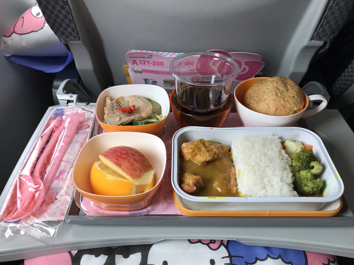 y_hin_'s tweet photo. 帰りの機内食は魚のフライ入りカレー🍛
#everair #hellokittyjet #エバー航空 https://t.co/I19wAxV6QX