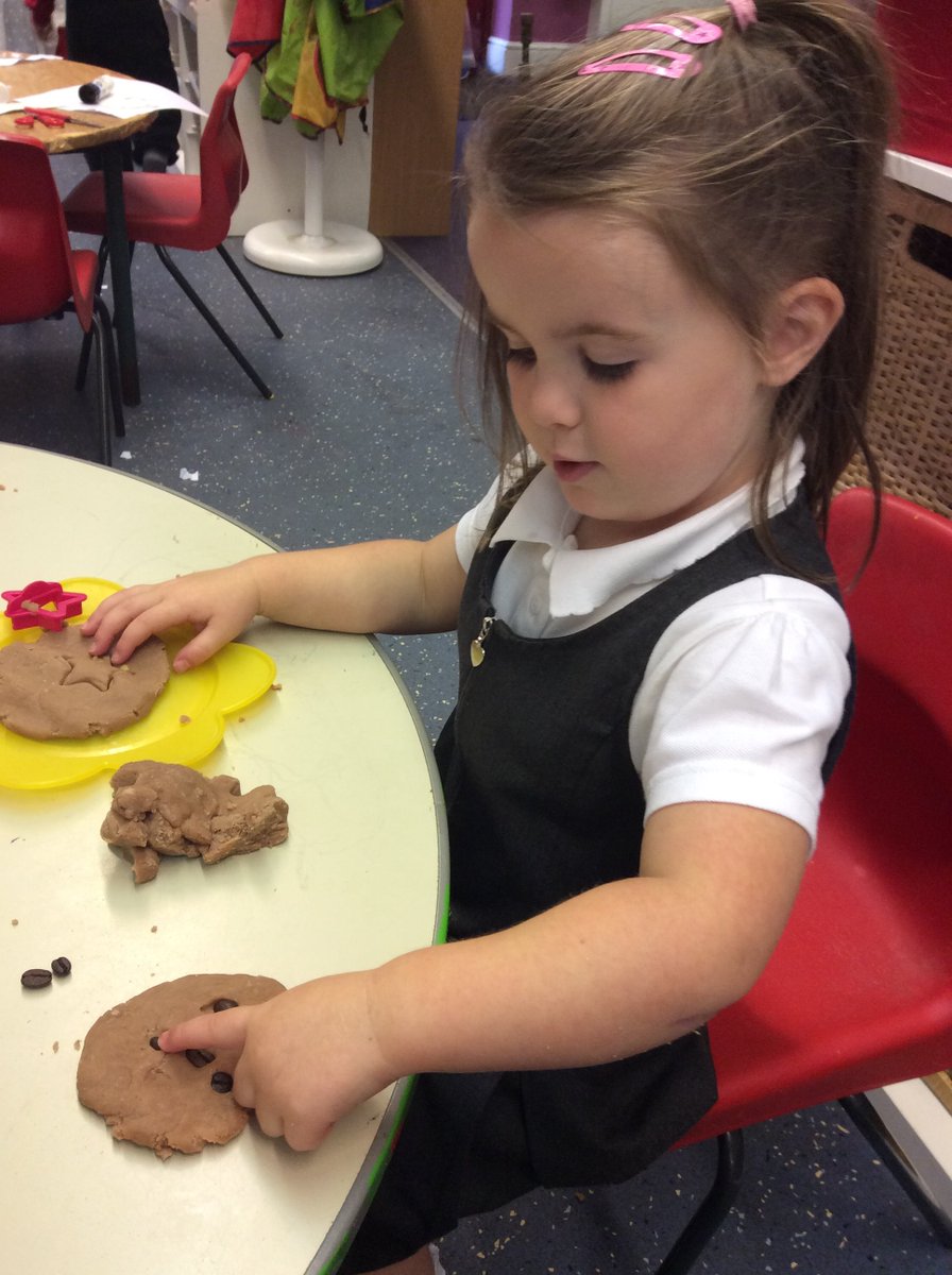 abermrsphillips's tweet image. And not forgetting the chocolate playdough...Class 1 certainly smelled lovely today! 😀🥮 &apos;I made a cake..with chocolate chips!&apos; @AberbargoedPS #nurseryrocks #expressivelanguage