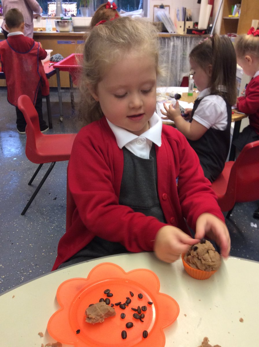 abermrsphillips's tweet image. And not forgetting the chocolate playdough...Class 1 certainly smelled lovely today! 😀🥮 &apos;I made a cake..with chocolate chips!&apos; @AberbargoedPS #nurseryrocks #expressivelanguage