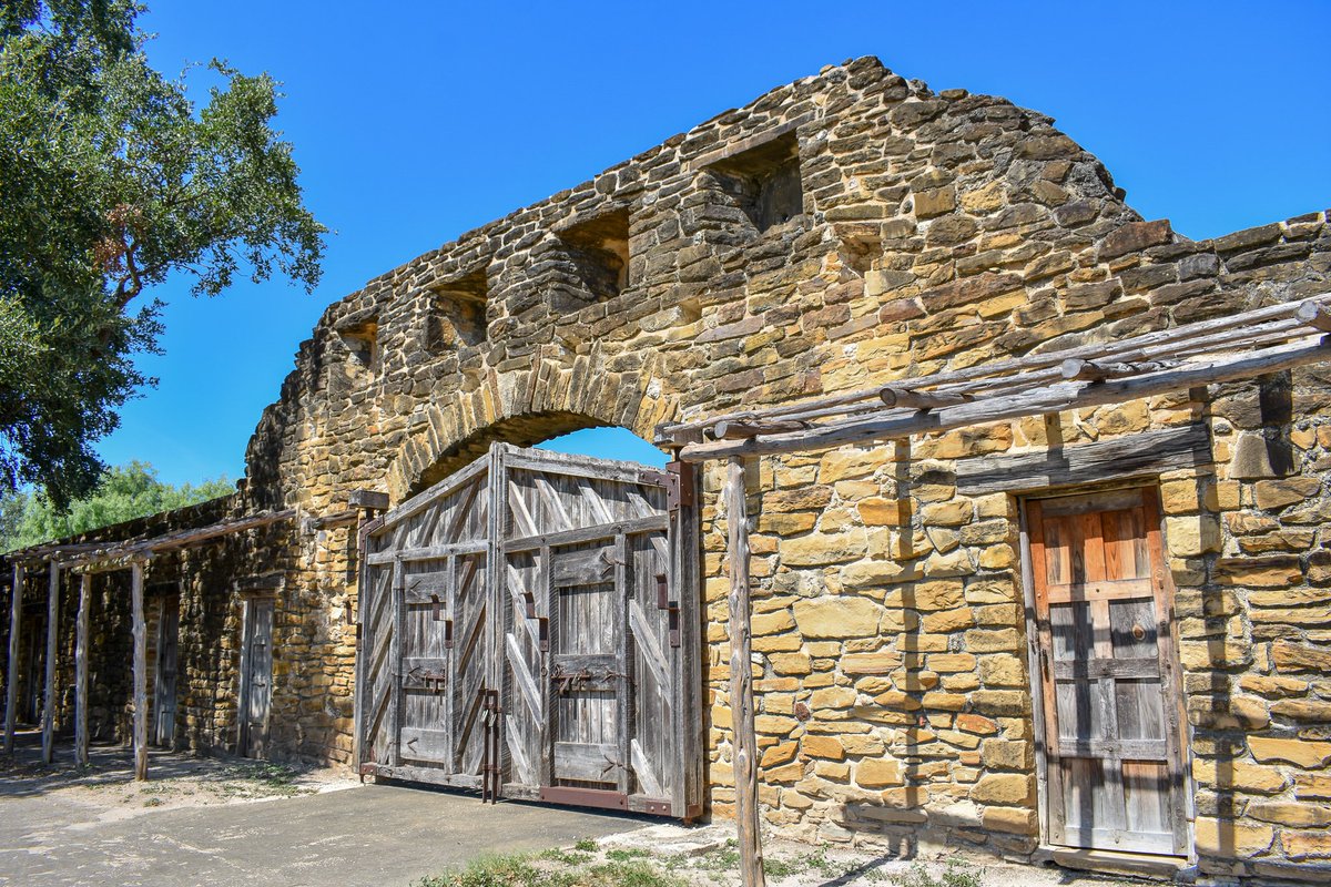 Mission Gate #sanantonio #sanantoniomissions #missions #architecture #photography #texas #texasphotography #sanantoniohistory #sanantoniophotographer #sanantoniophotography