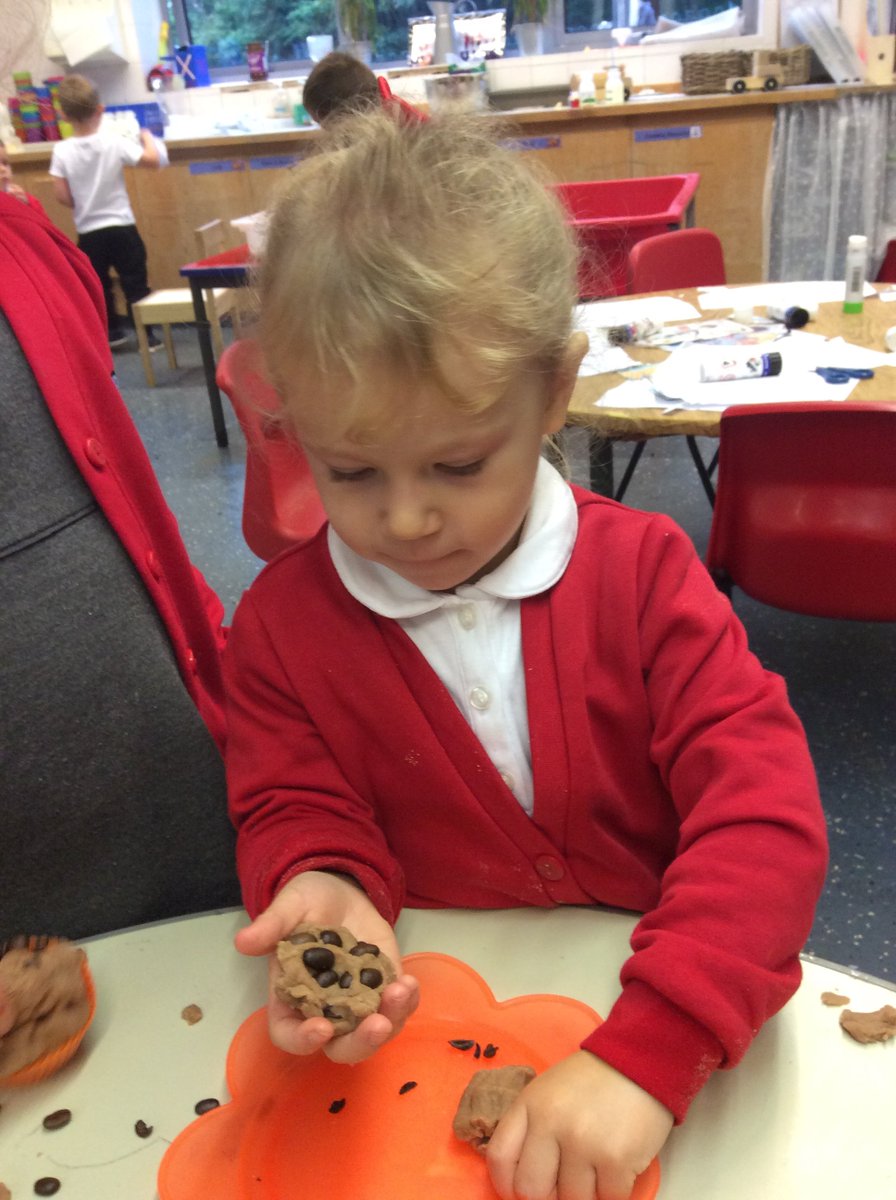 abermrsphillips's tweet image. And not forgetting the chocolate playdough...Class 1 certainly smelled lovely today! 😀🥮 &apos;I made a cake..with chocolate chips!&apos; @AberbargoedPS #nurseryrocks #expressivelanguage