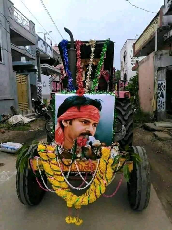 PPawanKalyan2's tweet photo. రాజకీయం అయినా సినిమా అయినా 
క్రేజ్ మాత్రం మారదు😍😍😍😍 https://t.co/sWwvPXnRnz@pawan kalyan https://t.co/Sgol3VJlLF