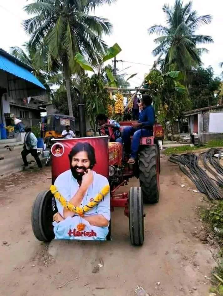 PPawanKalyan2's tweet photo. రాజకీయం అయినా సినిమా అయినా 
క్రేజ్ మాత్రం మారదు😍😍😍😍 https://t.co/sWwvPXnRnz@pawan kalyan https://t.co/Sgol3VJlLF