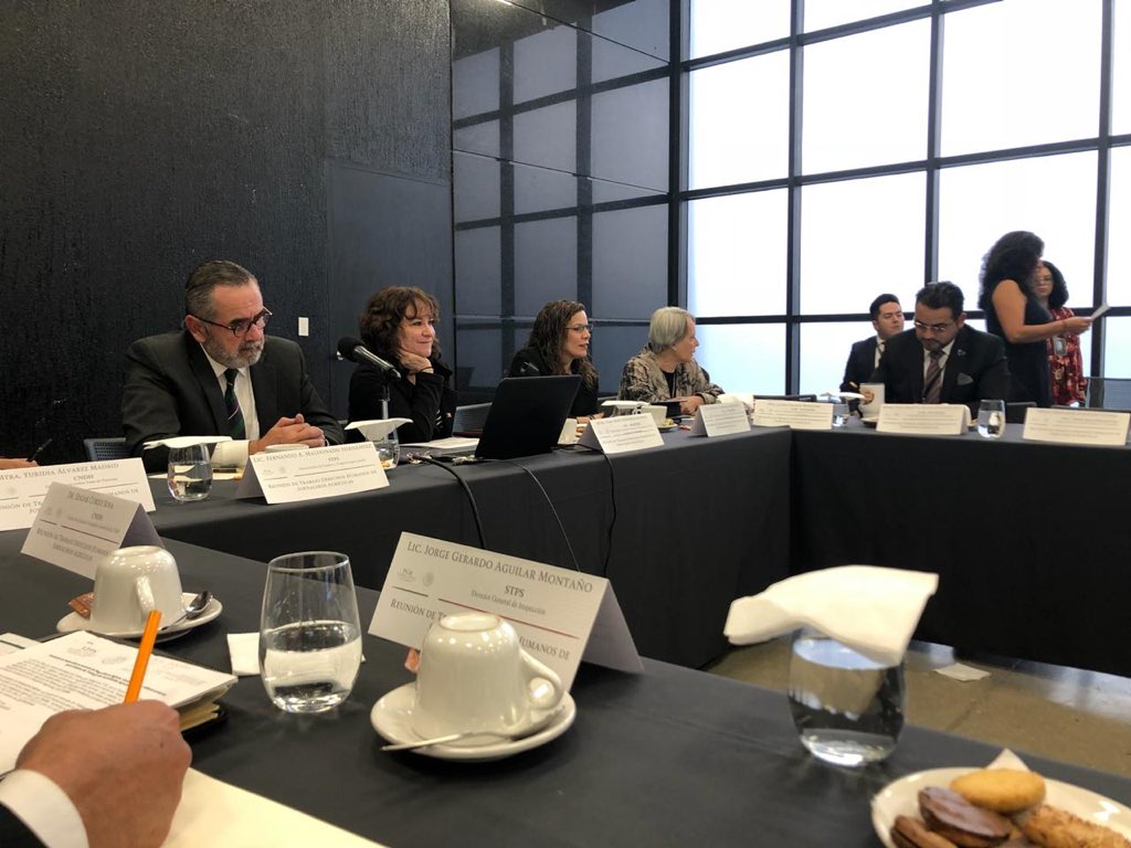 Fer_MaldonadoH's tweet photo. Dando seguimiento a los acuerdos de la #CONASETRA2018 nos reunimos con procuradores estatales, secretarios del trabajo e integrantes de la #CNDH para atender recomendaciones en materia de atención a jornaleros agrícolas. @STPS_mx https://t.co/afz3zxkKhA